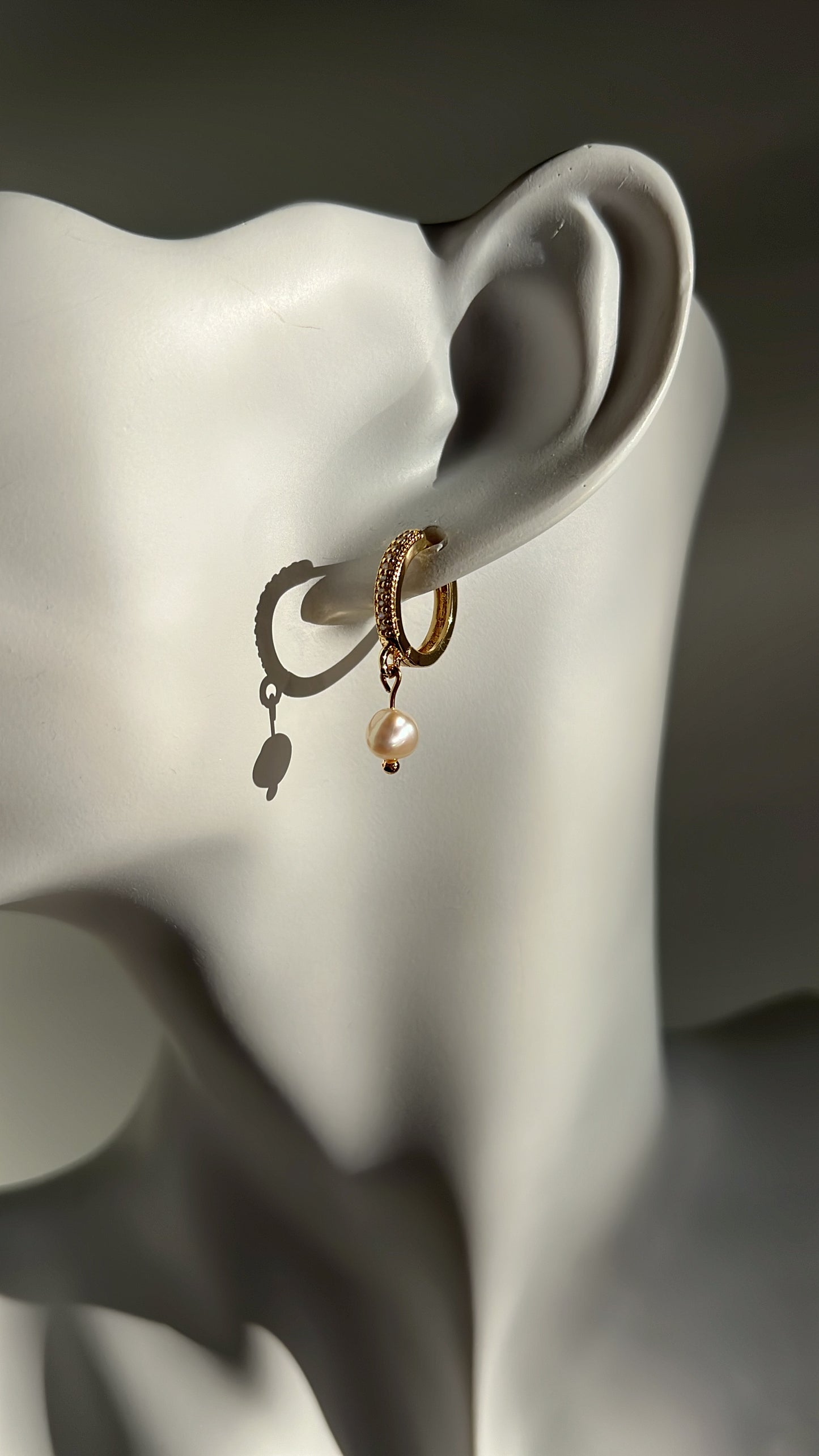 Luxurious mini Pearl earrings