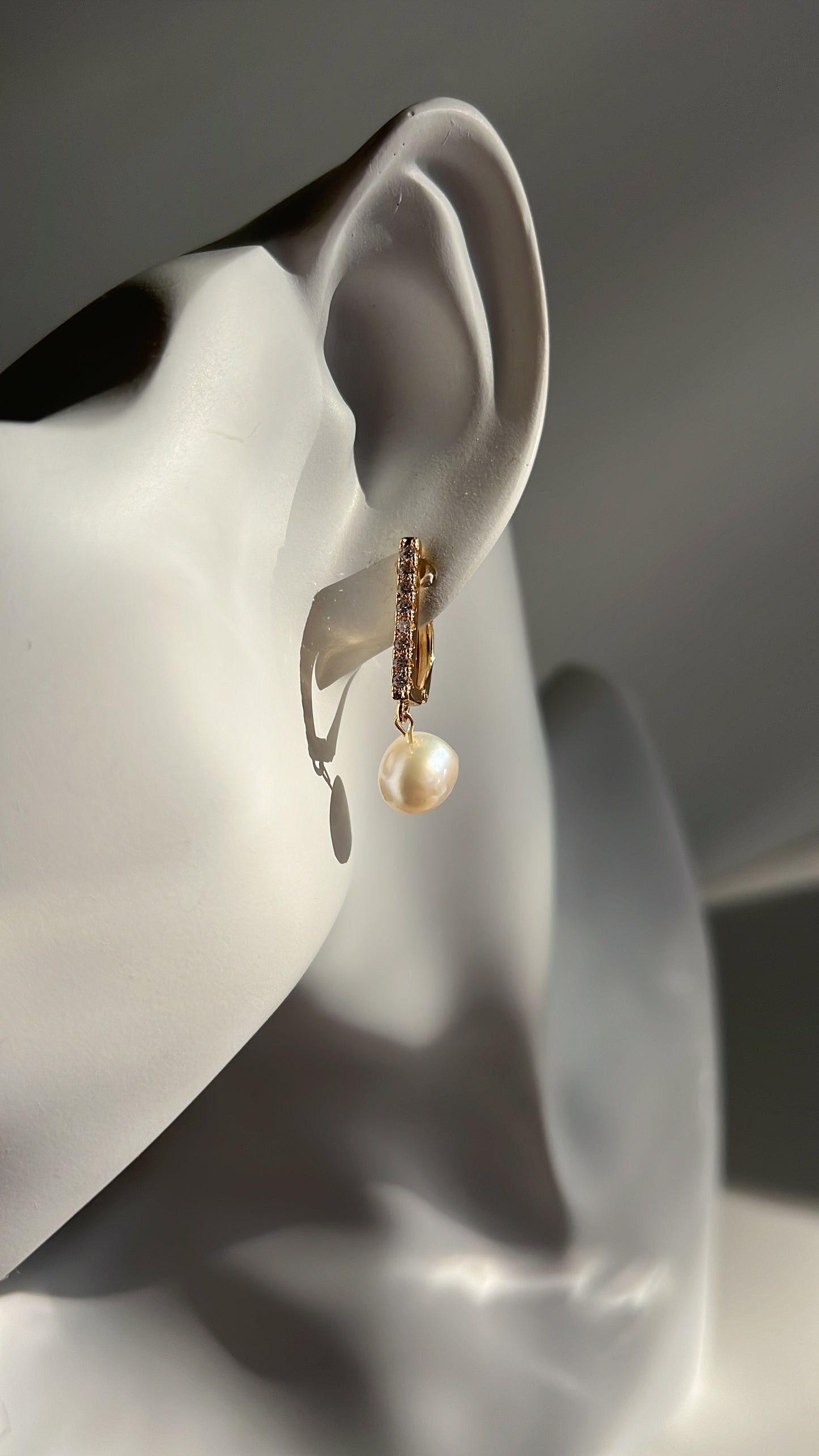 Luxurious • Earrings •  Pearl •  18K Gold plated