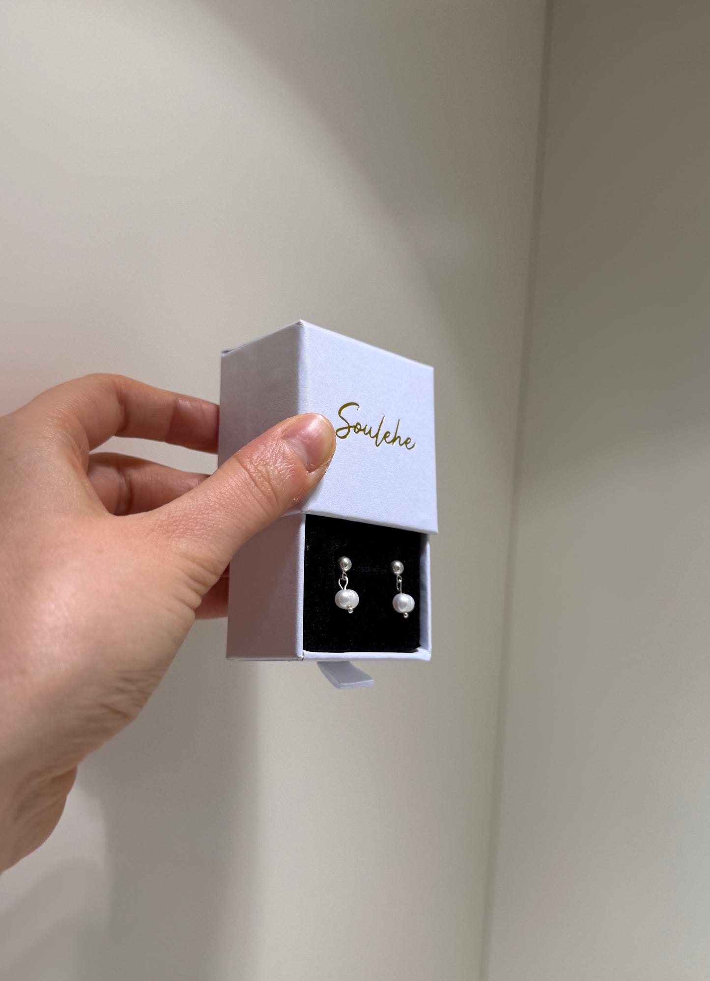 Pearl mini Stud - Willpower, Happiness, Femininity